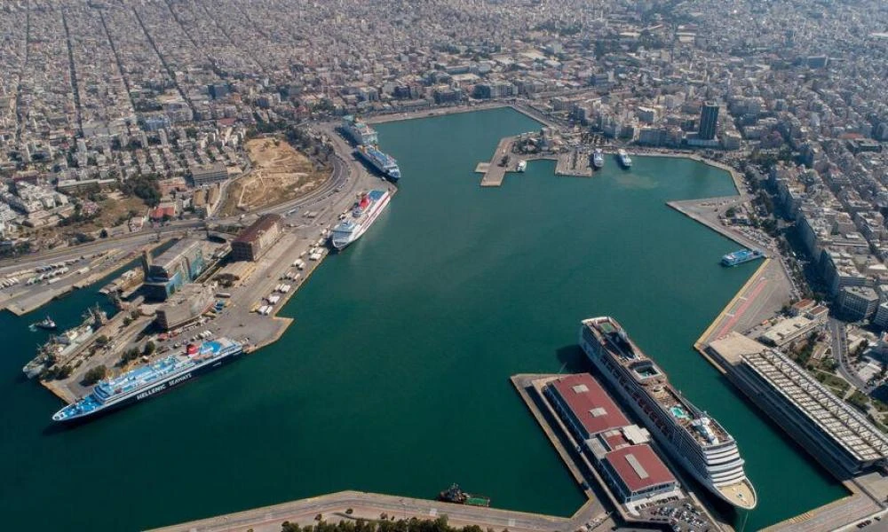 Πειραιάς: Αυτοκίνητο "βούτηξε" στο λιμάνι – Νοσηλεύεται ο οδηγός